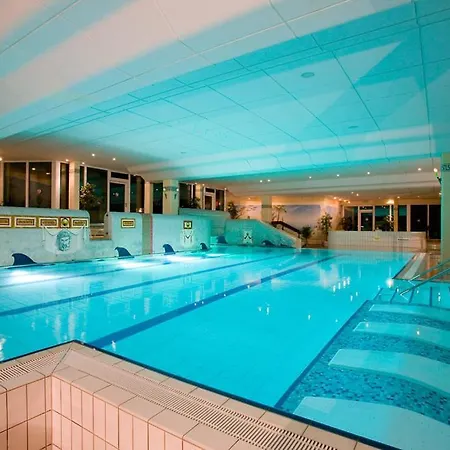 Wellness Pools Saunas With Alpine View Terrace Appart hôtel